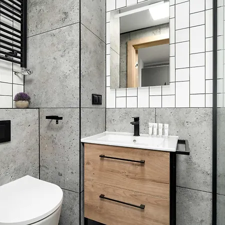 Pet Friendly Cozy With Balcony In By Renters *