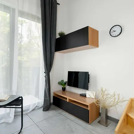 Pet Friendly Cozy With Balcony In By Renters Appartement *