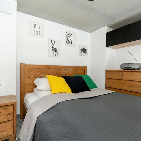 Pet Friendly Cozy With Balcony In By Renters Appartement