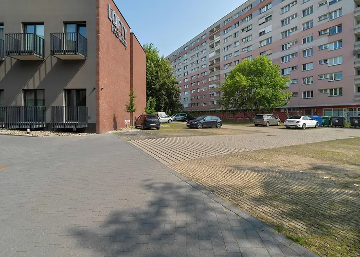 Pet Friendly Cozy With Balcony In By Renters Apartament *