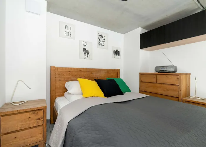 Pet Friendly Cozy With Balcony In By Renters Apartment